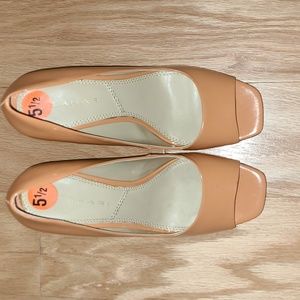 Tahari 5.5/Peach Patent leather